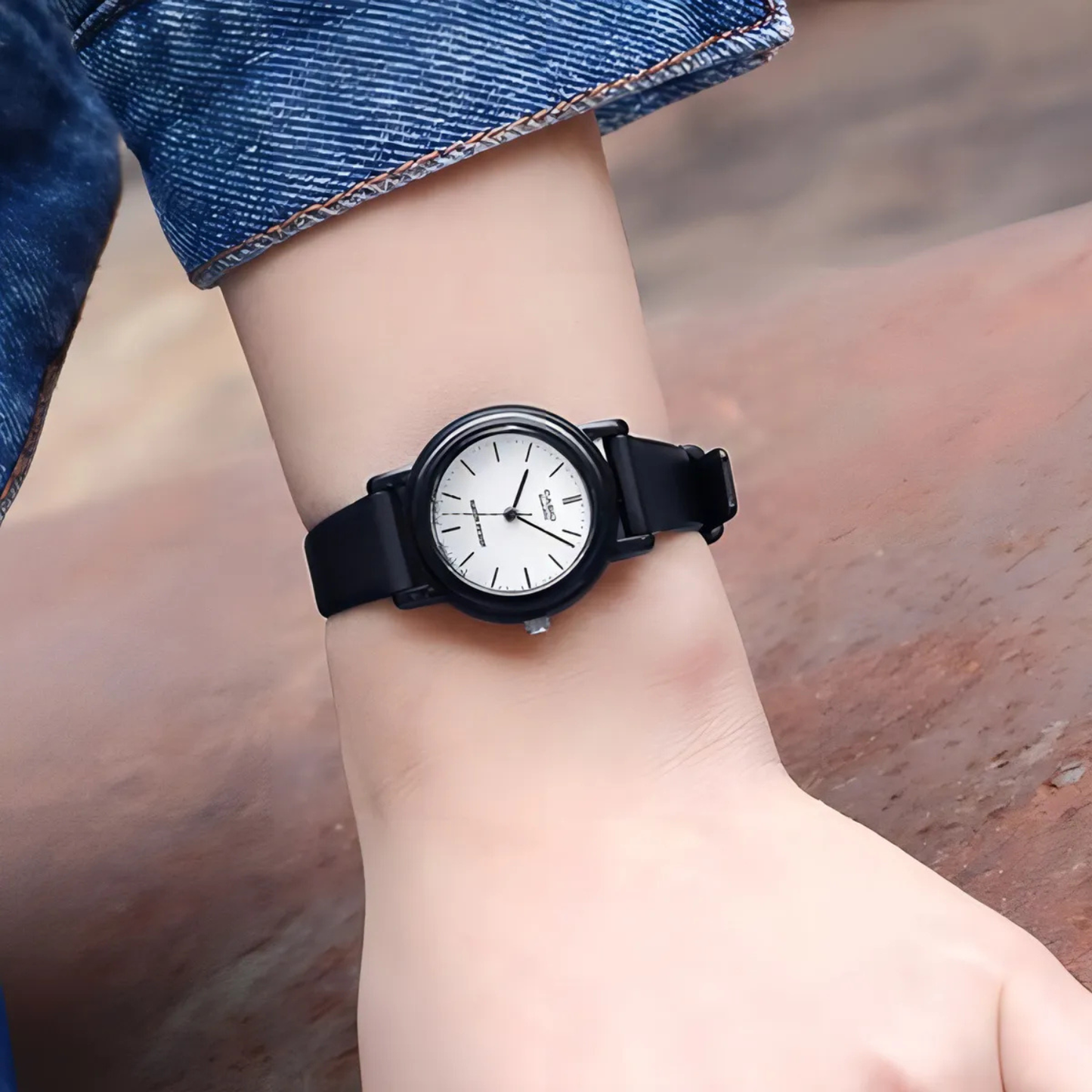 Reloj Análogo Clásico Negro de Mujer