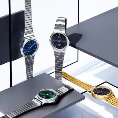Reloj Análogo Clásico Dorado con Negra Unisex