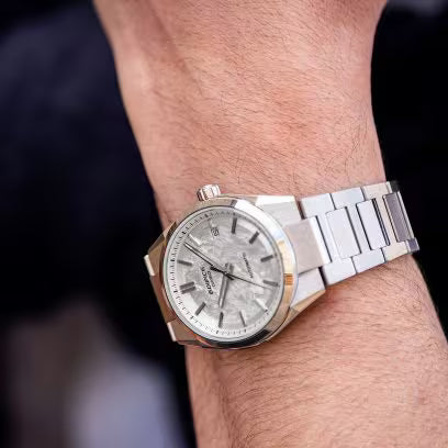 Reloj Análogo Deportivo Plateado con Blanco de Hombre