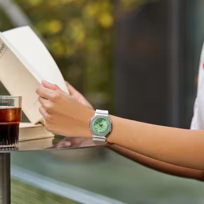 Reloj Análogo Digital Deportivo Plateado con Verde de Mujer