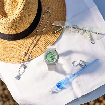 Reloj Análogo Digital Deportivo Plateado con Verde de Mujer
