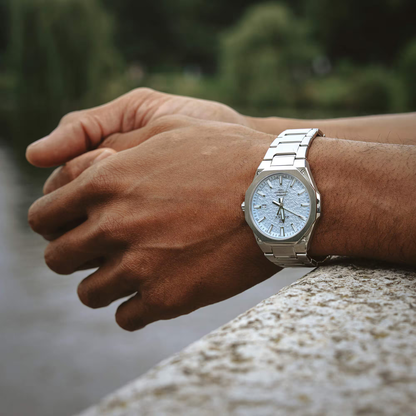 Reloj Análogo Deportivo Serie Slim Plateado de Hombre