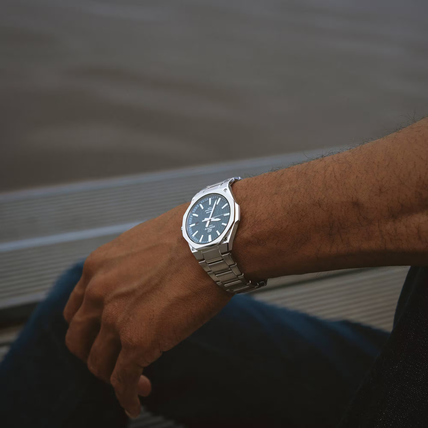 Reloj Análogo Deportivo Serie Slim Plateado de Hombre